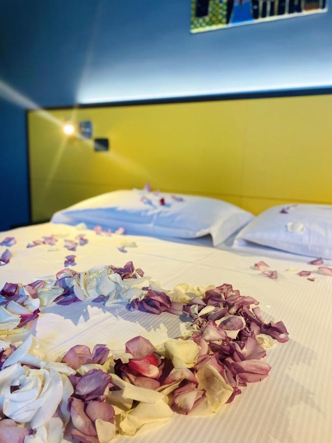 Vela Di Soleville Camere Con E Senza Vista Lago Con Ristorante & Pizzeria Sale Marasino Eksteriør bilde